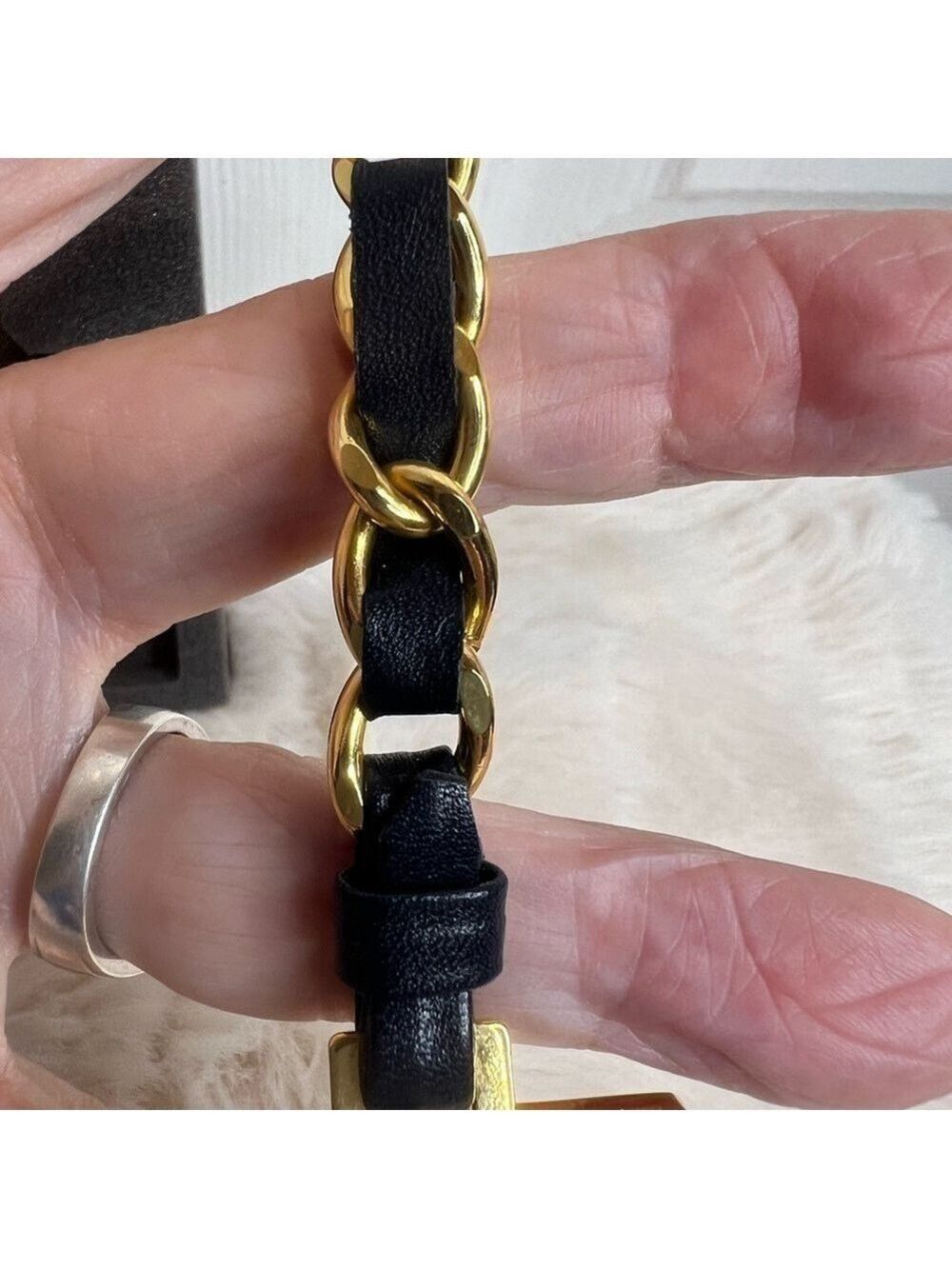 MCM LOGO BAG CHARM KEYRING KEYCHAIN BLACK GOLD VISETOS - Picture 3 of 7